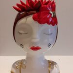 donna con fiore rosso